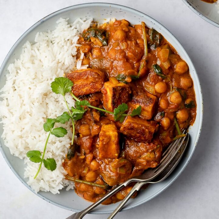 halloumi curry with chickpeas and rice in bowl